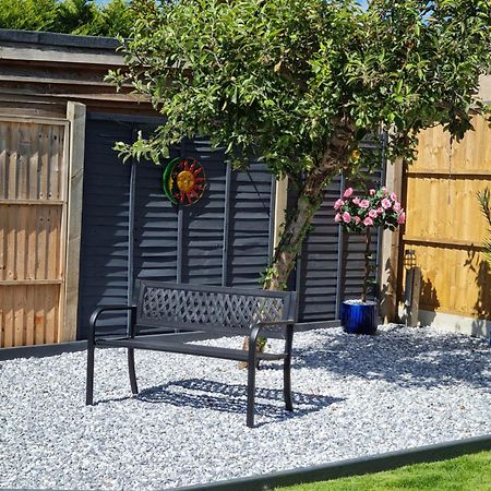 A Bright And Spacious Gem Staines-upon-Thames Exterior foto