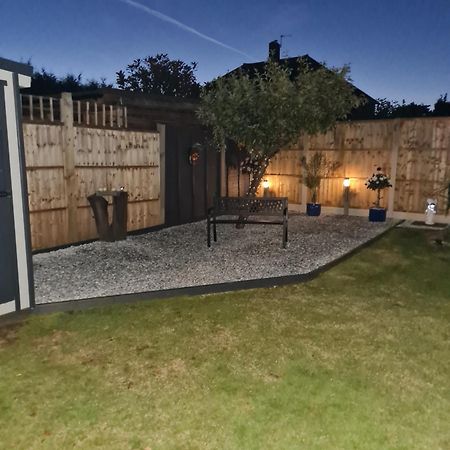 A Bright And Spacious Gem Staines-upon-Thames Exterior foto