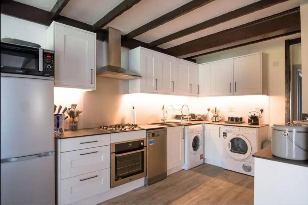 A Bright And Spacious Gem Staines-upon-Thames Exterior foto