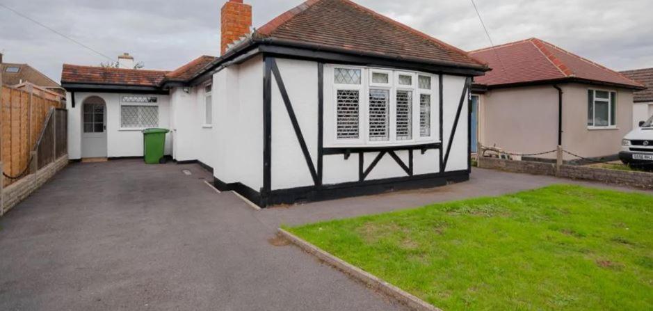 A Bright And Spacious Gem Staines-upon-Thames Exterior foto