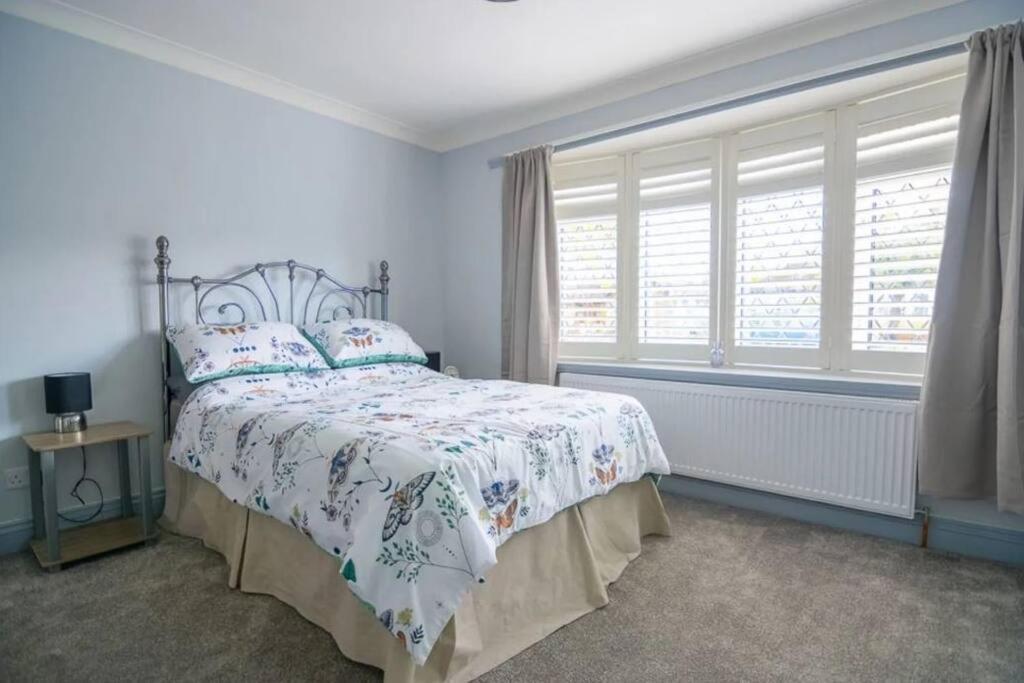 A Bright And Spacious Gem Staines-upon-Thames Exterior foto