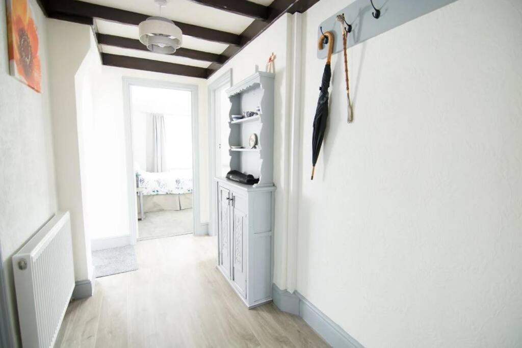A Bright And Spacious Gem Staines-upon-Thames Exterior foto