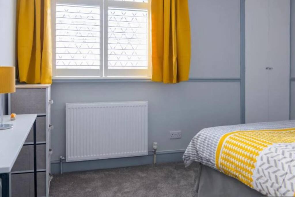 A Bright And Spacious Gem Staines-upon-Thames Exterior foto