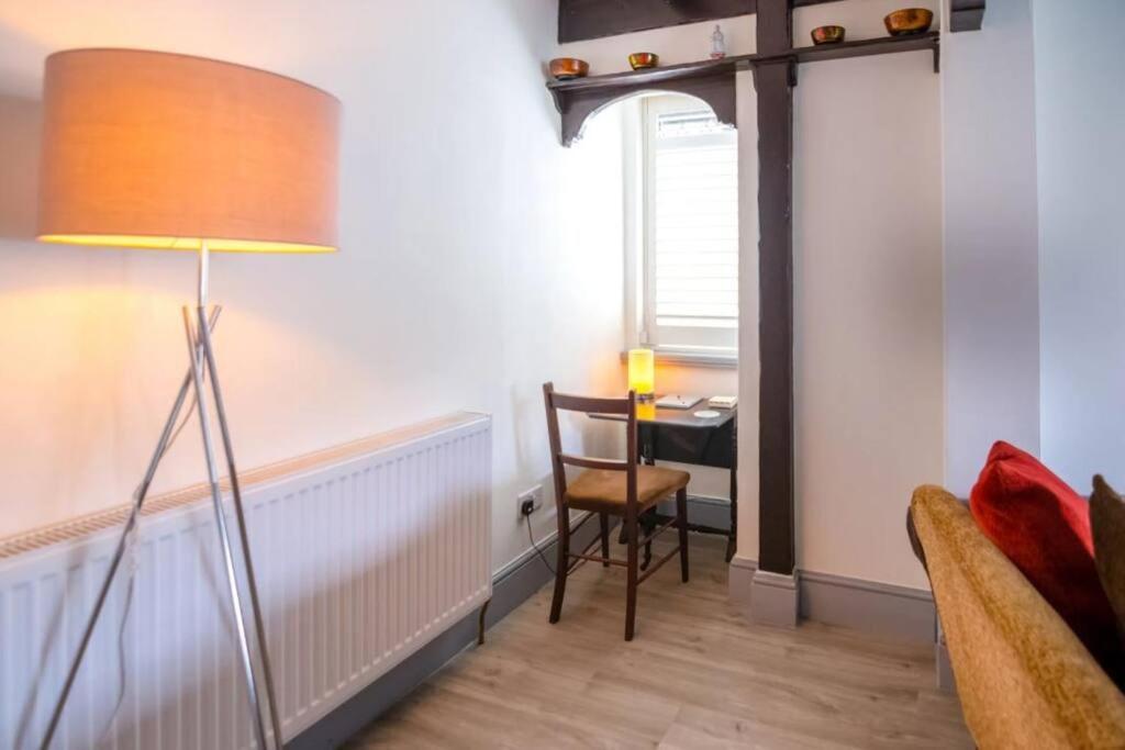 A Bright And Spacious Gem Staines-upon-Thames Exterior foto