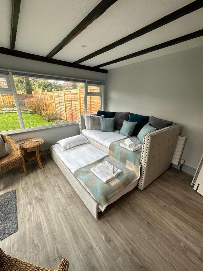 A Bright And Spacious Gem Staines-upon-Thames Exterior foto