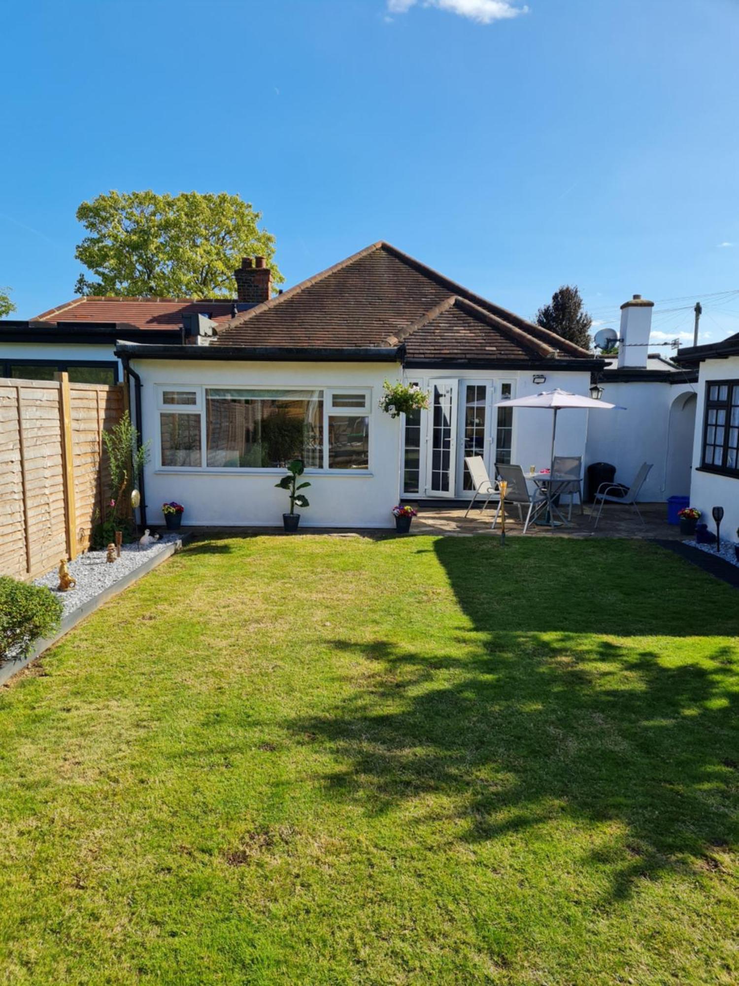 A Bright And Spacious Gem Staines-upon-Thames Exterior foto