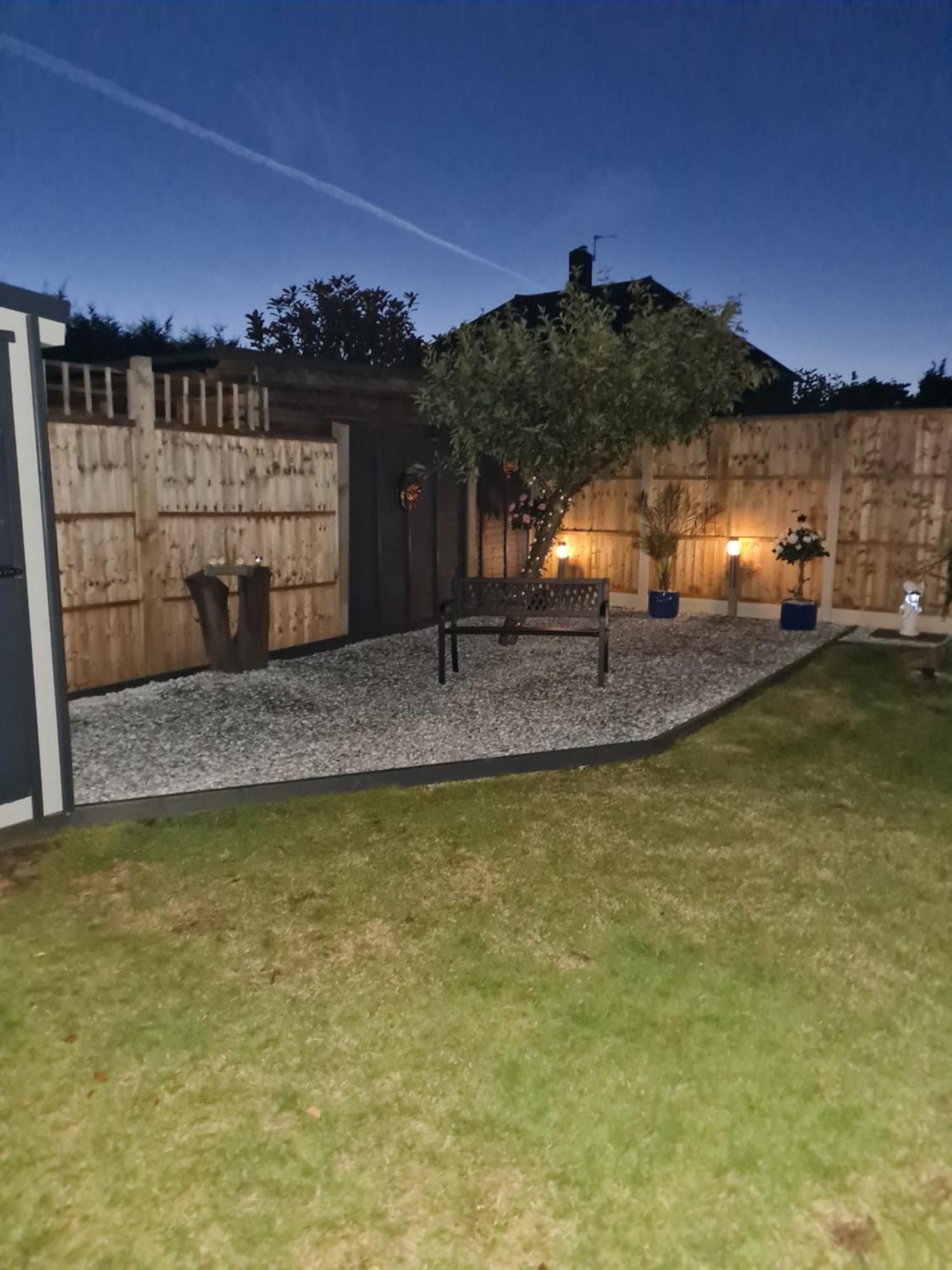 A Bright And Spacious Gem Staines-upon-Thames Exterior foto